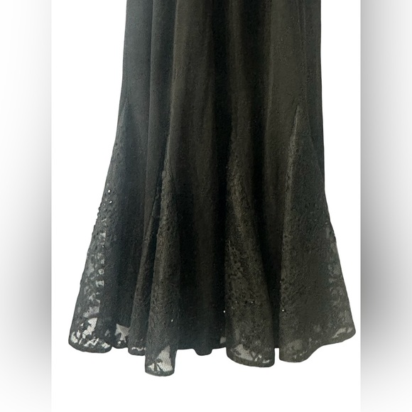 Elegant Black Evening Gown - Picture 2 of 4